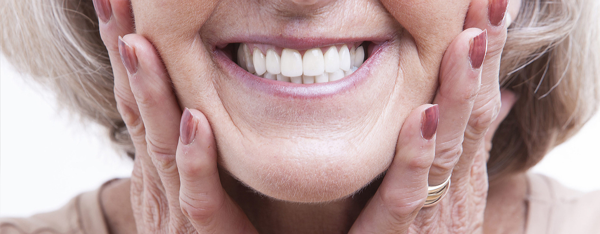 Dlaczego warto polecać kremy mocujące przy dopasowanej protezie?